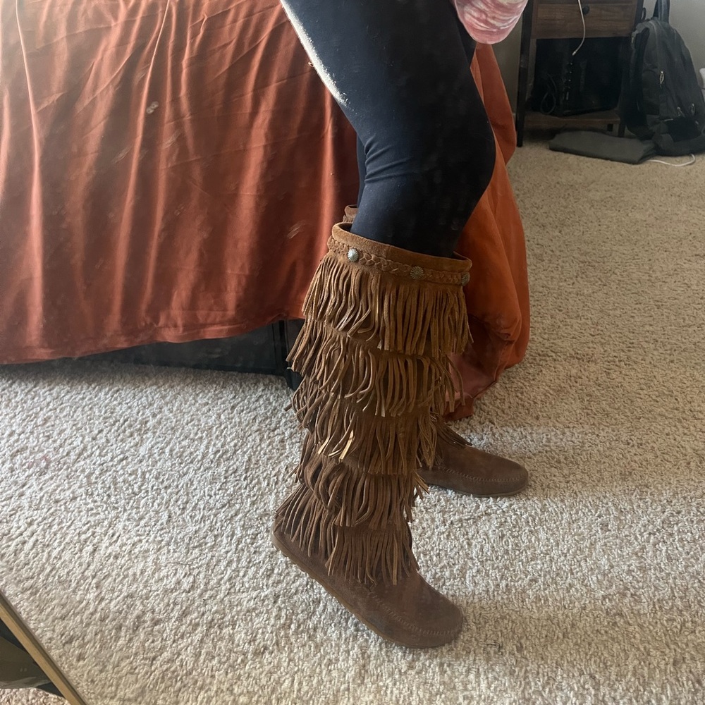 Minnetonka 5-Layer Fringe Boot Size 7 - image 7